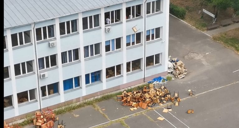 VIDEO Angajații liceului „Tudor Vladimirescu” aruncă cu băncile de la etaj