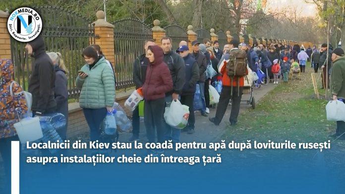 Localnicii din Kiev stau la coadă pentru apă după loviturile rusești asupra instalațiilor cheie din întreaga țară