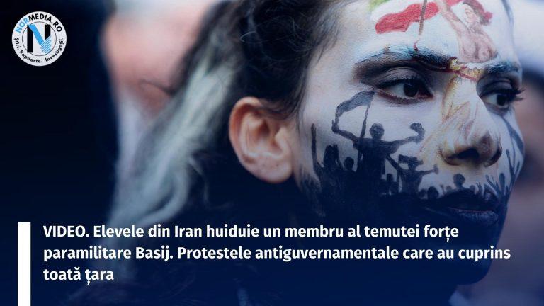 VIDEO. Elevele din Iran huiduie un membru al temutei forțe paramilitare Basij. Protestele antiguvernamentale care au cuprins toată țara