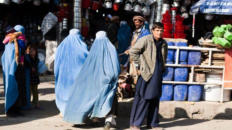 3 mari ONG-uri și-au întrerupt activitatea în Afganistan după ce talibanii le-au interzis femeilor să lucreze