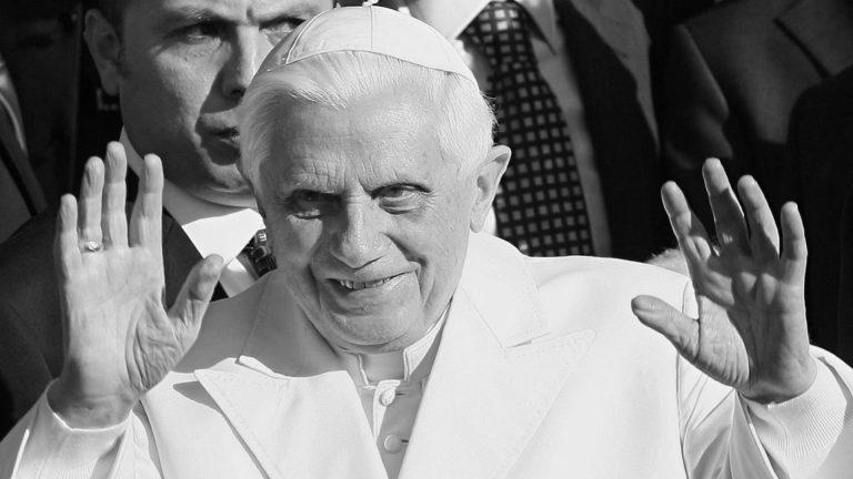 Papa Francisc și liderii lumii îi aduc un omagiu lui Benedict al XVI-lea. Predecesorul său a murit chiar în ultima zi din 2022
