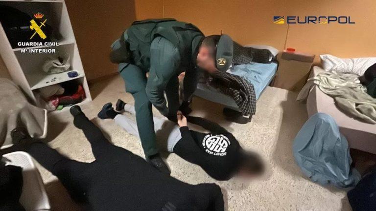 Poliția din Spania: Rețea criminală care exploata refugiați ucraineni în fabrici ilegale de țigări, destructurată. Peste 37 de milioane de euro, confiscați