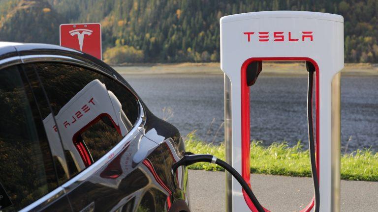 VIDEO. Tesla raportează câștiguri record, dar cu reduceri masive de preț! Anul 2023 se anunță un an cu adevărat dificil pentru  compania lui Elon Musk
