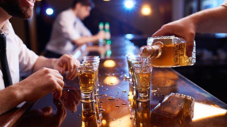 Țigări și alcool, doar cu buletinul: Ce spune noul proiect de lege adoptat de Camera Deputaților