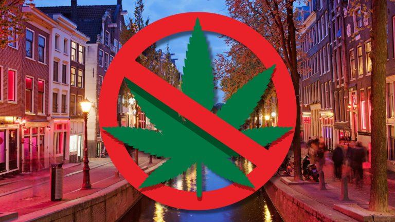 Vești proaste pentru turiști. Amsterdam interzice canabisul în Cartierul Roşu