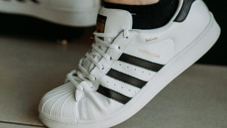 Adidas, în litigiu cu mișcarea Black Lives Matter (BLM) din cauza identității vizuale. Problema reclamată de compania fashion