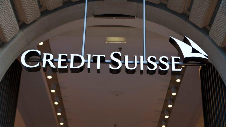 Piețele bursiere continuă să se clatine. Vânzarea gigantului elvețian de creditare Credit Suisse, aflat în dificultate, a luat amploare