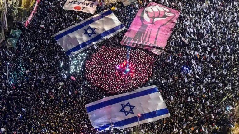 Sute de mii de israelieni s-au adunat împotriva planurilor guvernului de revizuire a sistemului judiciar. Cele mai mari proteste de stradă din istoria țării