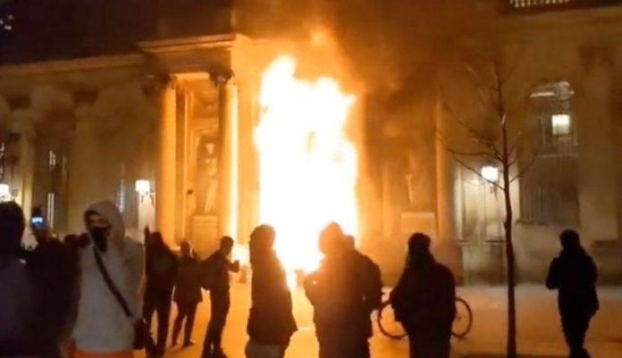 VIDEO. Primărie din Franța, incendiată de protestatari. Oamenii au ieșit în stradă, nemulțumiți de creșterea vârstei de pensionare