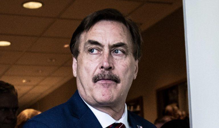 Șeful My Pillow, Mike Lindell, trebuie să plătească 5 milioane de dolari unui bărbat pentru o reclamație electorală falsă