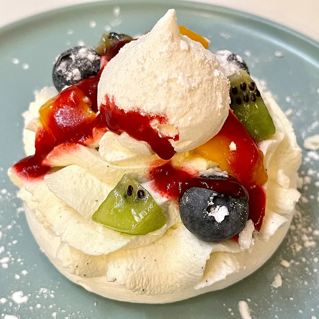Rețetă de cremă ”Chantilly”. Cum să faci o frișcă dulce și groasă? Istoria sa relatată de către însuși Hervé Grébert, mare maestro