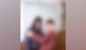 VIDEO. Scandal în învățământ! O profesoară de Limba Engleză, batjocorită de mai mulți elevi. Femeia este umilită în ultimul hal