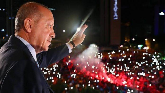Adio, Erdogan! Turcia se îndreaptă spre un al doilea tur de scrutin în alegerile prezidențiale. Președintele nu a reușit să obțină 50% din voturi Adio, Erdogan! Turcia se îndreaptă spre un al doilea tur de scrutin în alegerile prezidențiale. Președintele nu a reușit să obțină 50% din voturi