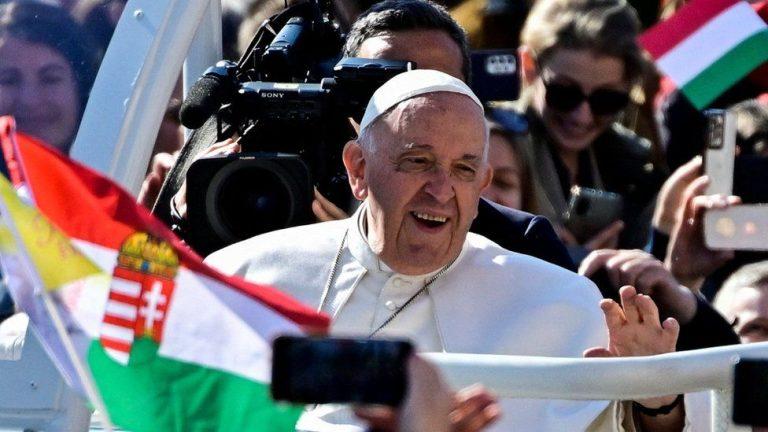 VIDEO. Papa Francisc îi îndeamnă pe maghiari să „deschidă porțile” imigranților. Suveranul pontif și-a încheiat vizita în Ungaria