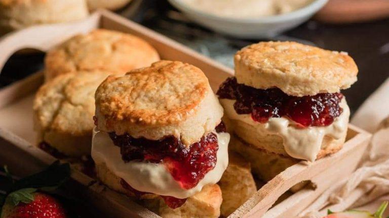 Pașii spre o rețetă delicioasă! Cum să faci brioșe englezești, exact ca un brutar autentic