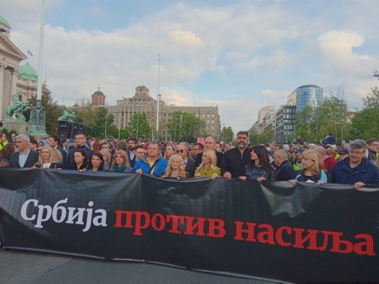 ULTIMA ORĂ! VIDEO. Atac armat în Serbia: Zeci de mii de sârbi protestează împotriva violențelor armate în Belgrad