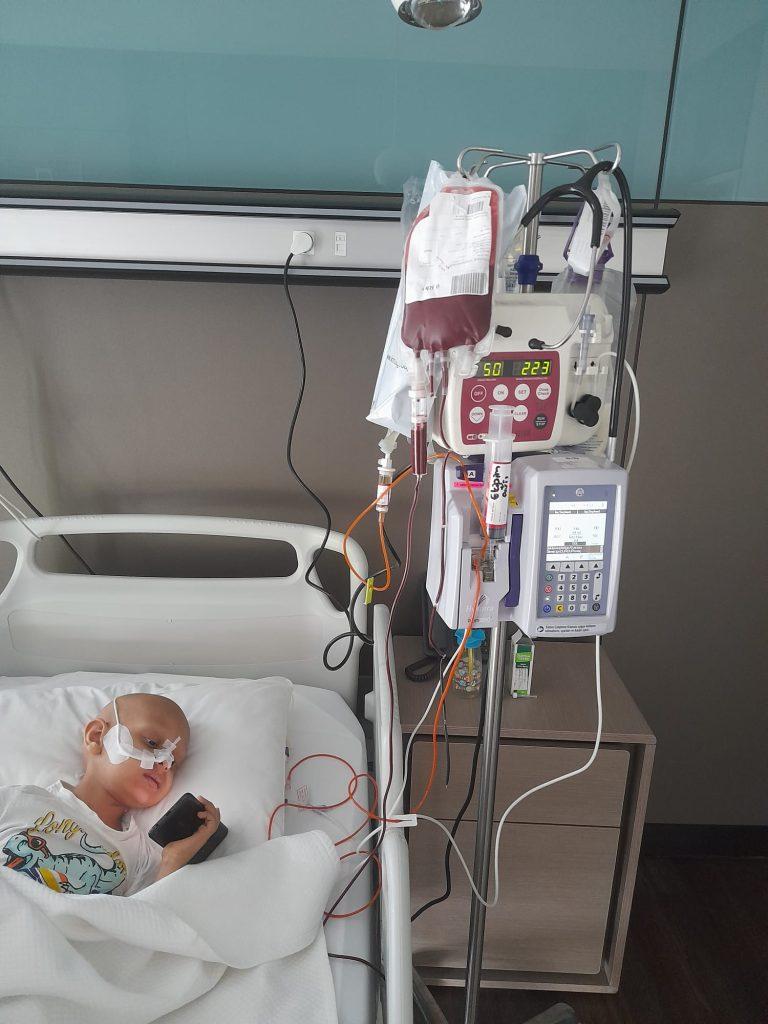 DONEAZĂ ACUM, salvează o viață! 25.000 de euro - prețul pus pe viața unui băiețel de 6 anișori bolnav de cancer. Numai tu îl poți ajuta pe Emanuel