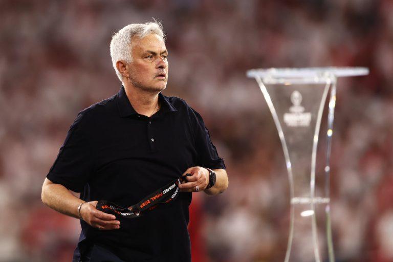 ANALIZĂ: Sevilla îi pune capăt carierei lui Mourinho!? ”The Special One” și-a aruncat medalia de vicecampion în public