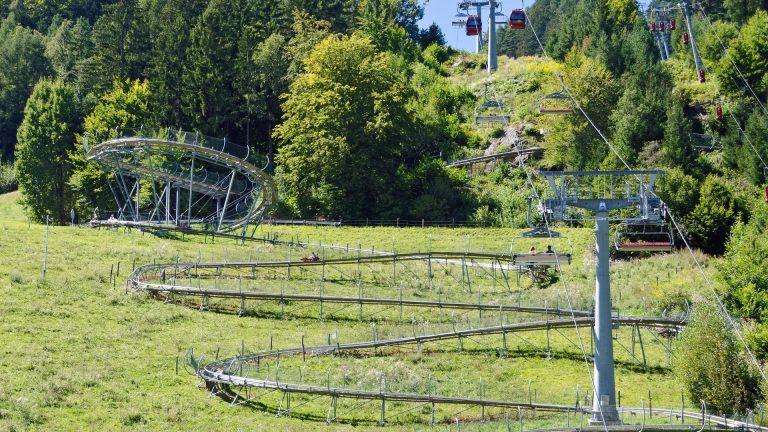 O nouă pistă de sanie de vară în Poiana Brașov. Traseul va fi amenajat în apropierea pârtiei Bradul și va avea o lungime de aproape 1 kilometru