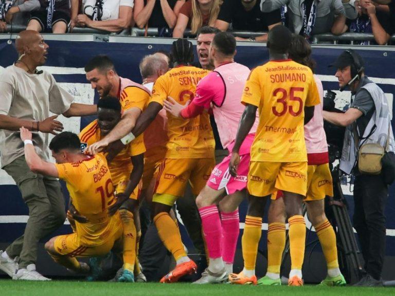 VIDEO. Incident la lupta pentru promovare în Ligue 1. Partida Bordeaux – Rodez, oprită după ce un ultraș a lovit un jucător