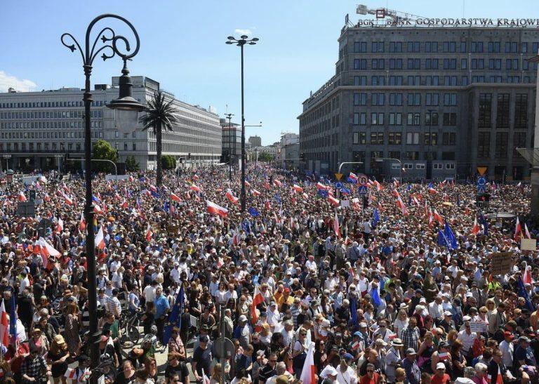 VIDEO. Proteste fără precedent în Polonia! Aproape 500.000 de oameni s-au adunat la cel mai mare protest din 1989 încoace