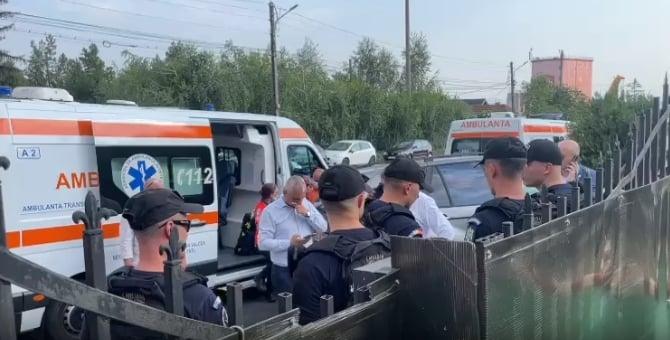 Au sechestrat vârstnicii în interiorul instituției! Scandal cu oamenii legii la un azil privat din județul Vâlcea Au sechestrat vârstnicii în interiorul instituției! Scandal cu oamenii legii la un azil privat din județul Vâlcea. Foto: Tw/@libertatea