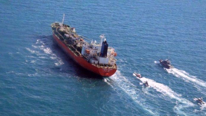 Golful Persic Forțele navale americane au intervenit pentru a stopa Iranul în a sechestra două petroliere comerciale Golful Persic Forțele navale americane au intervenit pentru a stopa Iranul în a sechestra două petroliere comerciale. Foto: Tw/@PressTV