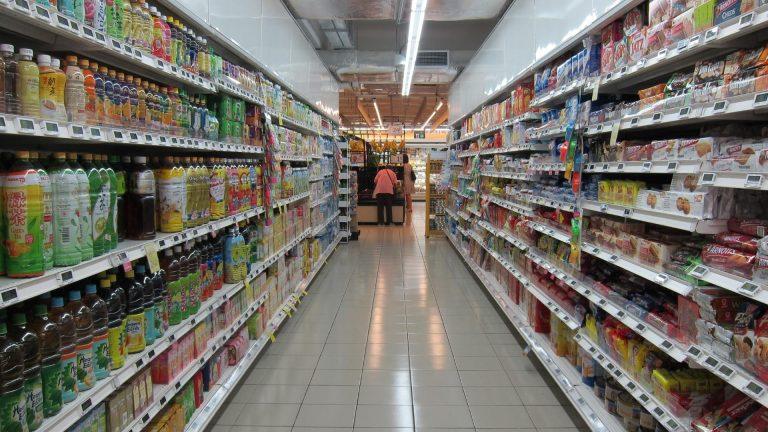 Reducerea risipei alimentare: Magazinele, obligate să reducă prețul alimentelor care nu se vând sau sunt aproape de expirare sau să le doneze