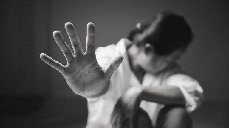 Adolescent de 17 ani arestat pentru că a pipăit o tânără pe stradă, în Iași. Victima a declarat că nu îl cunoaște pe agresor