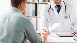 Un medic, acuzat că a cusut în piciorul unui pacient mânerul de frână de la bicicletă, apoi l-a trimis acasă. Spitalul a declanșat o cercetare internă