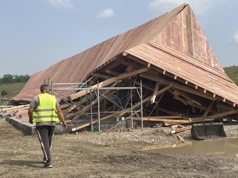 „Prăbușirea de la Podul Înalt”. Construcție turistică de 1,5 mil. de euro, care marca locul unde Ștefan cel Mare a câștigat bătălia cu turcii, pusă la pământ de vânt