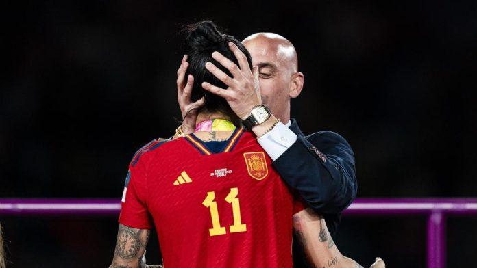 DECIZIE CATEGORICĂ! Luis Rubiales Fostul președinte al Federației Spaniole de Fotbal, interdicție de a se apropia de Jenni Hermoso DECIZIE CATEGORICĂ! Luis Rubiales Fostul președinte al Federației Spaniole de Fotbal, interdicție de a se apropia de Jenni Hermoso. Foto: Tw/@Forbes