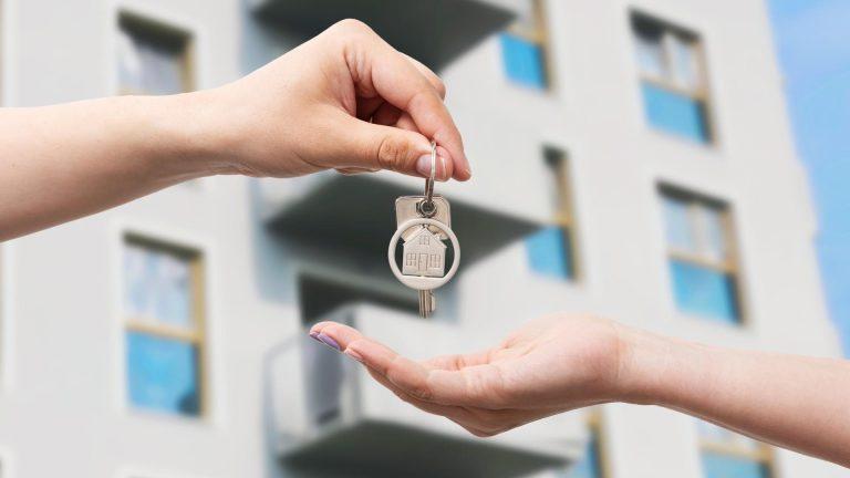Țepe imobiliare în Ploiești: Au vândut aceleași apartamente mai multor cumpărători. Procurorii din Prahova au reținut cinci persoane într-un dosar de înșelăciune