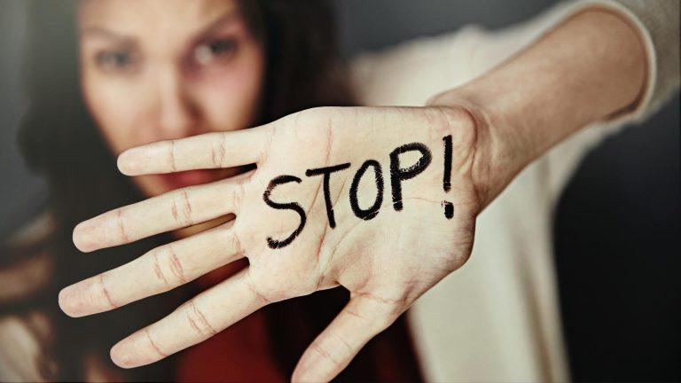 Alice Iancu, lector universitar doctor, dezvăluiri asupra abuzurilor din SNSPA. Vocea feministă a studenților și profesorilor devine tot mai puternică