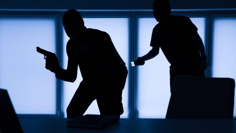 Atac brutal în Sibiu: Trei hoți mascați au pătruns într-o casă, au agresat proprietarul și au amenințat-o pe fiica acestuia cu un pistol