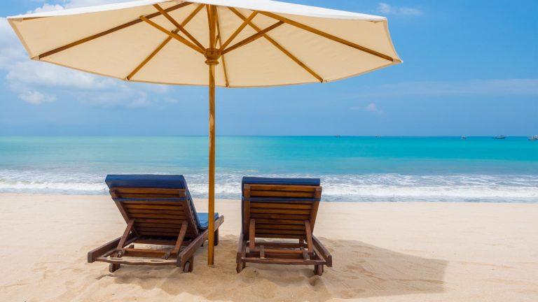 Evaziune fiscală: Patronul unui beach-bar din Constanța a obținut peste 600.000 de lei din închirierea ilegală de șezlonguri