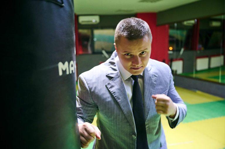 Scandal în Primăria Capitalei! ”Bebe Niță” a întrerupt conferința lui Nicușor Dan. El e cel care a adus Clanul Sportivilor s-o huiduie pe Kovesi