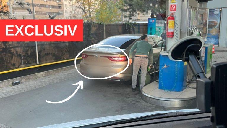 FOTO EXCLUSIV. Angajat al Corpului Diplomatic alimentează într-o canistră folosindu-se de mașina MAE