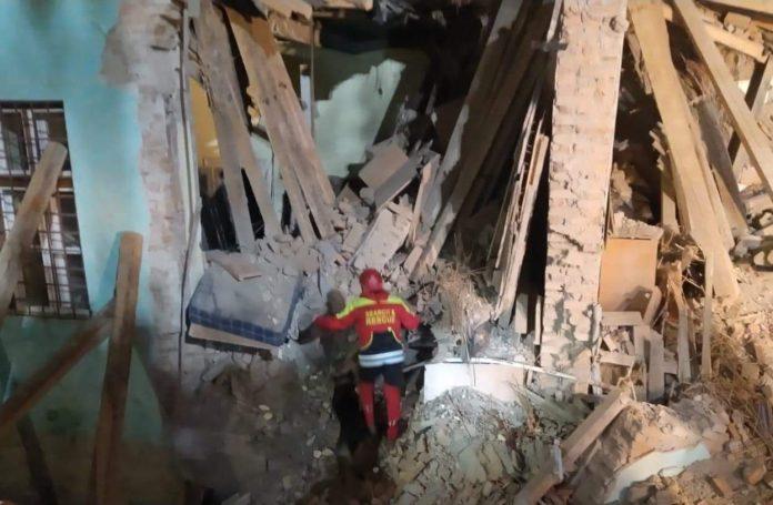 Tragedie în Harghita O parte din clădirea internatului Liceului „Tamași Aron” s-a prăbușit. Elevii se întorceau în camere după orele de curs Tragedie în Harghita O parte din clădirea internatului Liceului „Tamași Aron” s-a prăbușit. Elevii se întorceau în camere după orele de curs. Foto: Fb/Salvamont Romania-Dispeceratul National Salvamont