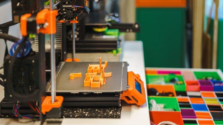 5 liceeni din Cluj au realizat o invenție revoluționară! Aparatul care transformă PET-uri în plastic pentru imprimante 3D