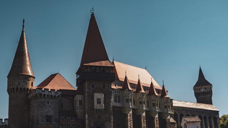 Descoperiți comorile României: Excursie de două zile la Castelul Corvinilor și Mănăstirea Prislop ( Adv)