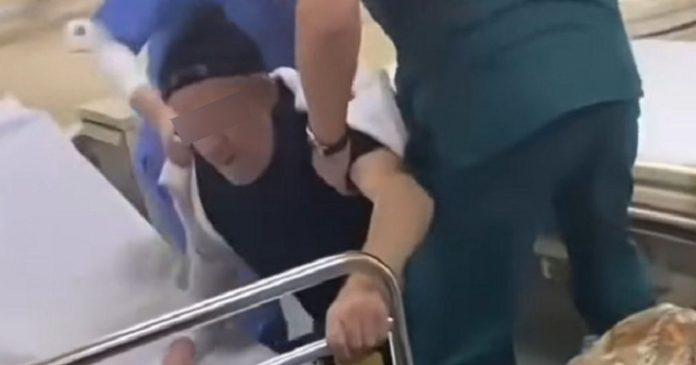 VIDEO. Revoltător! Două cadre medicale, filmate în timp ce bruschează un pacient. Reacția conducerii VIDEO. Revoltător! Două cadre medicale, filmate în timp ce bruschează un pacient. Reacția conducerii. Foto: Captura video
