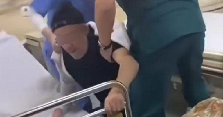 VIDEO. Revoltător! Două cadre medicale, filmate în timp ce bruschează un pacient. Reacția conducerii
