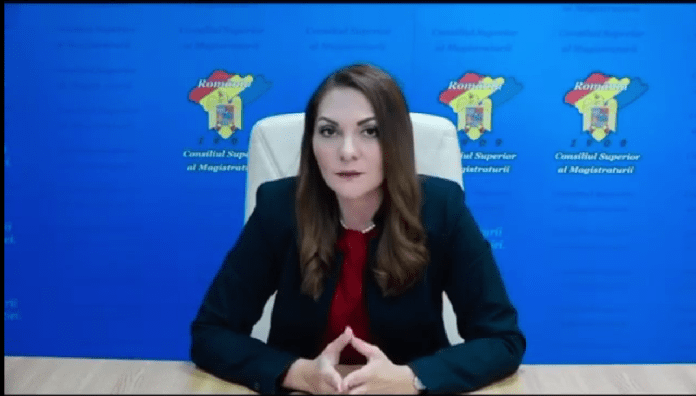 Purtătoarea de cuvânt a CSM cu Audi A5, cunoscută pentru obținerea decontării ochelarilor, câștigă o nouă luptă salarii majorate cu 25% Purtătoarea de cuvânt a CSM cu Audi A5, cunoscută pentru obținerea decontării ochelarilor, câștigă o nouă luptă salarii majorate cu 25%. Foto: caputra video