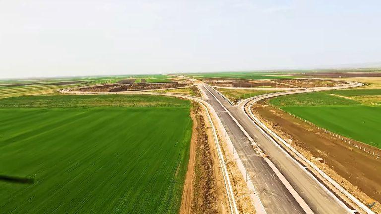 VIDEO. Asociația Pro Infrastructura: Realitatea cruntă de pe Autostrada A7 într-o serie de filmări aeriene. Provocările și întârzierile majore întâmpinate de constructori