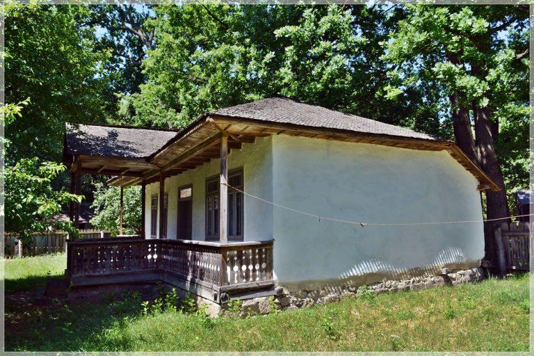 Tradiții viu colorate: O ușă deschisă către meșteșugurile Pascale la Muzeul Satului Vrâncean