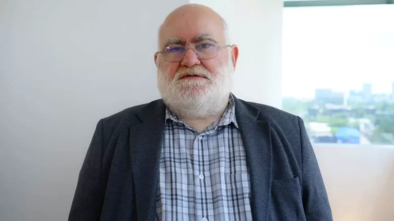 Fostul profesor SNSPA acuzat de agresiune sexuală, reținut pentru 24 de ore! Alfred Bulăi își folosea abuziv funcția în scop sexual, spun procurorii
