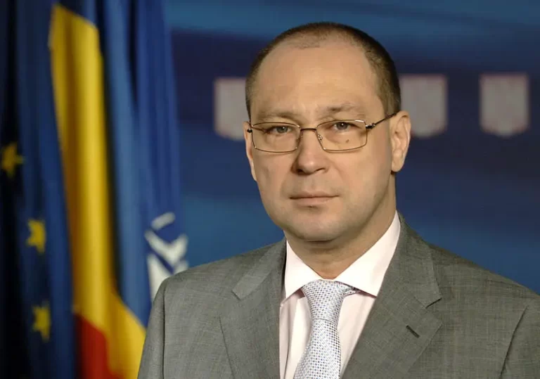 Daniel Moldoveanu, acuzat de plagiat! Fostul consilier al lui Băsescu, rămâne doctor la Academia SRI, cu ajutorul Înaltei Curți, deși a copiat 10.442 de cuvinte