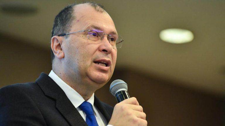 Cine e omul care administrează pensiile românilor. Împreună cu soția încasează peste 55.000 euro pe an din 6 venituri de la stat