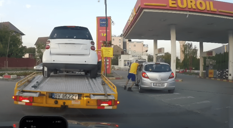 VIDEO. IMAGINI ȘOCANTE ÎN TRAFIC: Un polițist din Sibiu, surprins agresând un șofer. Omul legii scapă de arest